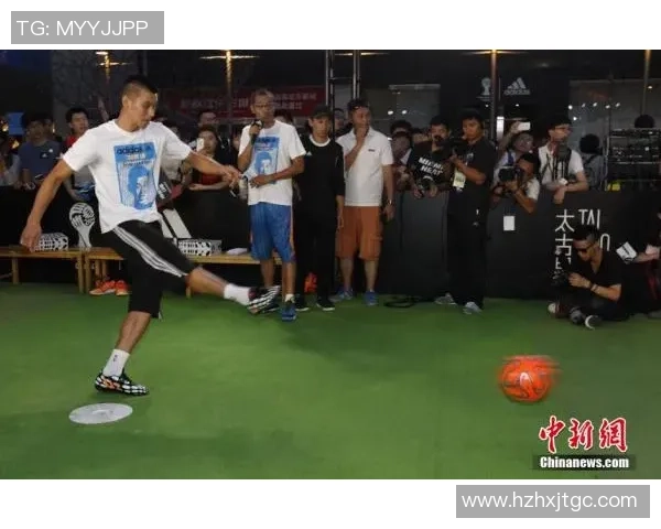 街头偶遇世界级足球巨星引发热议球迷合影场面火爆